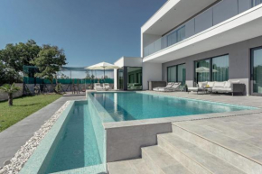 Villa mit großem Infinity-Pool - Ladesäule gratis